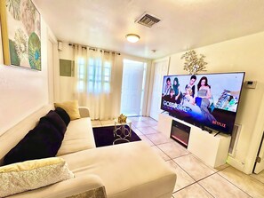 TV connectée, cheminée, jeux vidéo, chaîne hi-fi