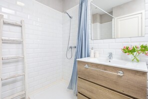 Douche, sèche-cheveux, serviettes fournies