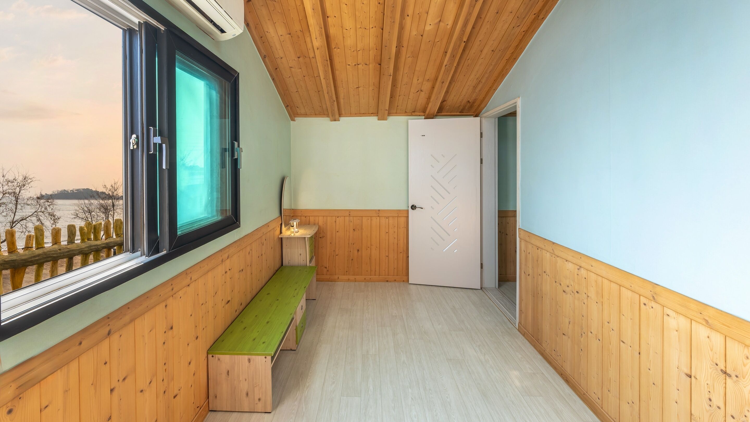 Un pasillo estrecho con paredes de madera y un banco.