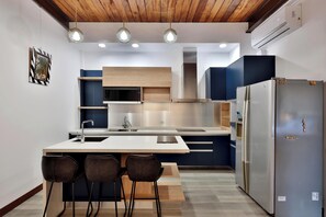 Deluxe Room | Private kitchen | Dining tables - DF Life Lodge (Luye)