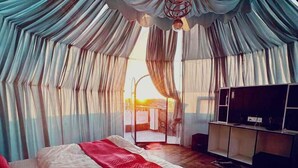 واي فاي مجانًا وملاءات أسرّة