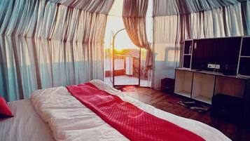Royal Studio Suite, Balcony, Mountain View | Free WiFi, bed sheets