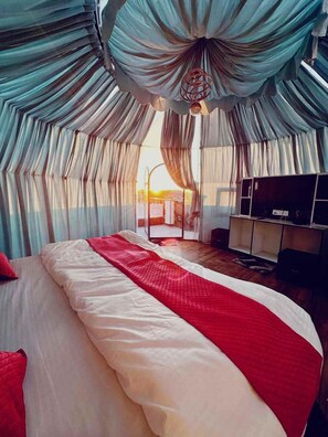 Studiosuite – royal, balkong, fjellutsikt | Wi-fi (inkludert) og sengetøy