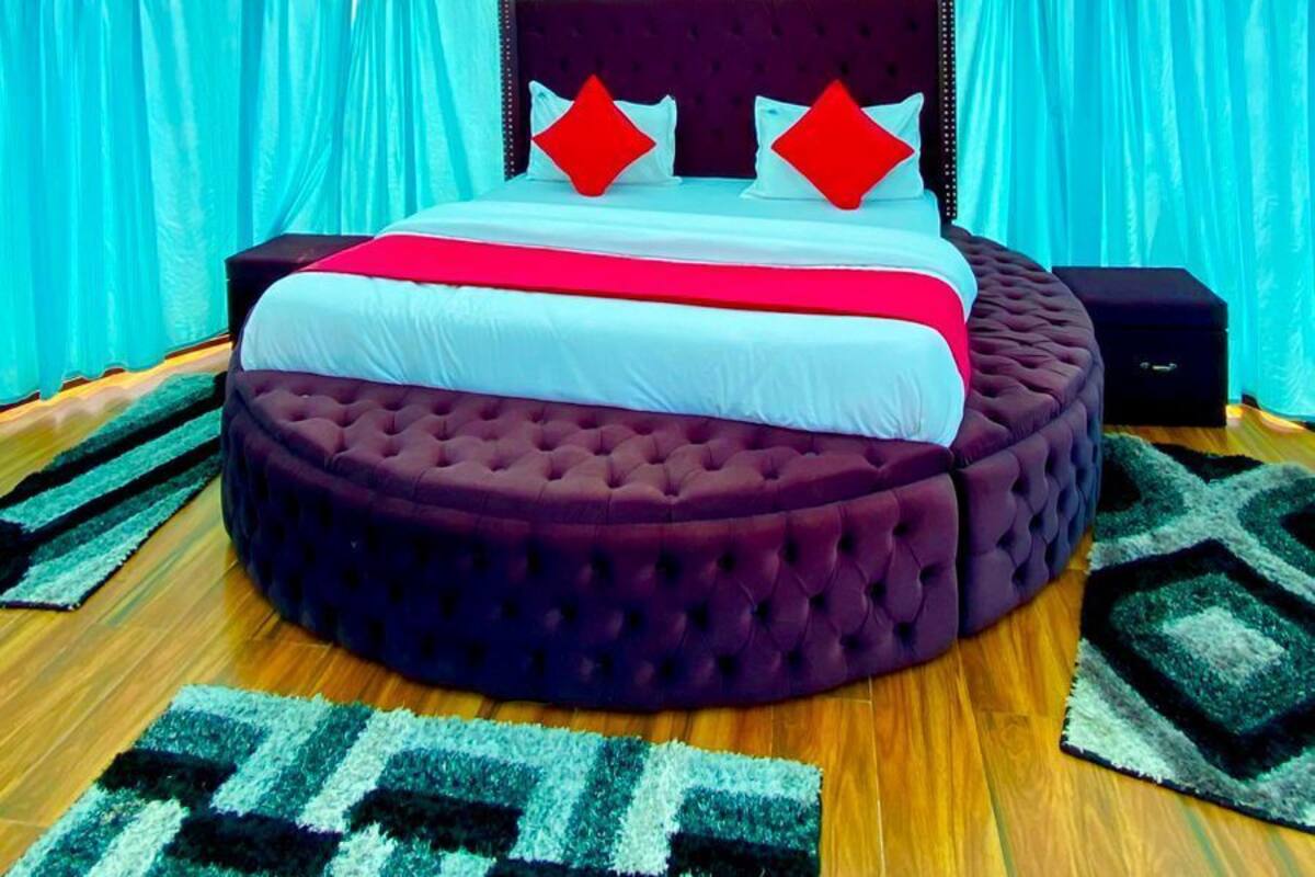 Royal Studio Suite, Balcony, Mountain View | WiFi (free), bed sheets