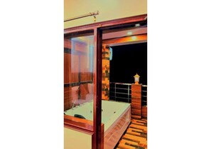 Familien-Suite, Balkon, Bergblick | Badezimmer