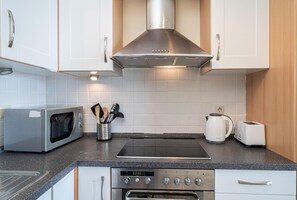 Geladeira, micro-ondas, fogão, cooktop