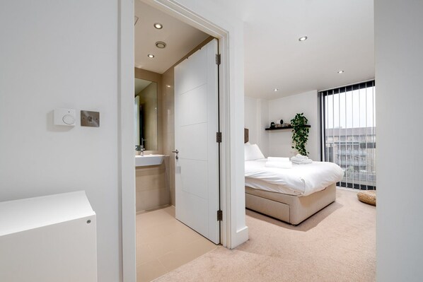 2 chambres, fer et planche à repasser, accès Internet, draps fournis