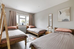 5 bedrooms, desk, iron/ironing board, Internet