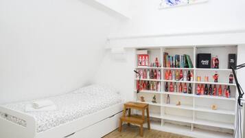 5 bedrooms, desk, iron/ironing board, WiFi