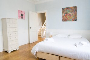 5 bedrooms, desk, iron/ironing board, WiFi - Beautiful house near train station - 20 min Paris (Rueil-Malmaison)