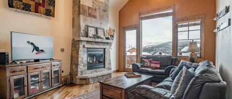 Una televisión, una chimenea, un reproductor estéreo, una oficina