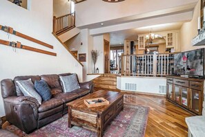 Fernseher, Kamin, Stereoanlage, Arbeitsbereiche