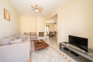 Smart TV - Villa Dinos with swimming pool (Kefallonia)