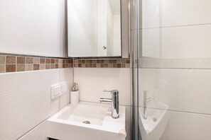 Dusche, Haartrockner, Handtücher