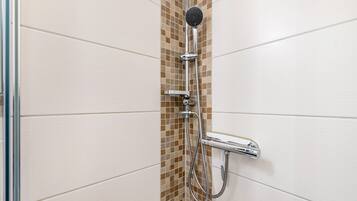 Dusche, Haartrockner, Handtücher