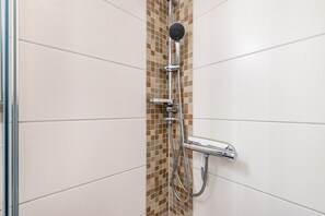 Dusche, Haartrockner, Handtücher