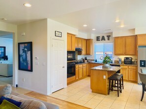 Microwave, oven, stovetop, dishwasher - Spacious, Clean, Quiet & Safe 4-Bedroom House with WiFi in Beautiful Carlsbad (Carlsbad)