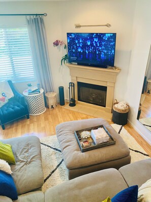 Smart TV, fireplace