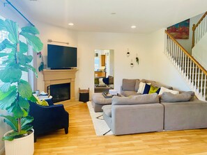 Smart TV, fireplace - Spacious, Clean, Quiet & Safe 4-Bedroom House with WiFi in Beautiful Carlsbad (Carlsbad)