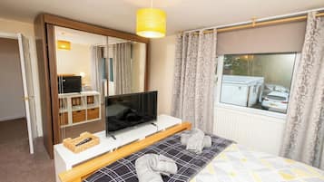 3 bedrooms, iron/ironing board, WiFi, bed sheets