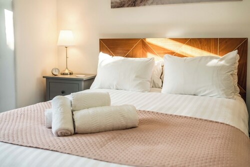 Spacious 1BR Flat in Wanstead: Garden and Comfort