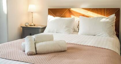 Spacious 1BR Flat in Wanstead: Garden and Comfort