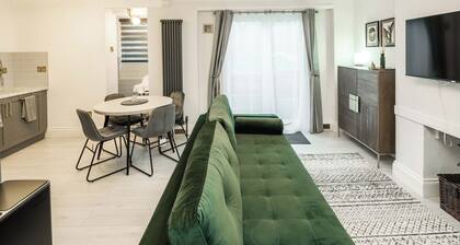 Spacious 1BR Flat in Wanstead: Garden and Comfort