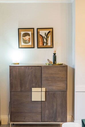 Interior - Spacious 1BR Flat in Wanstead: Garden and Comfort (Greater London)
