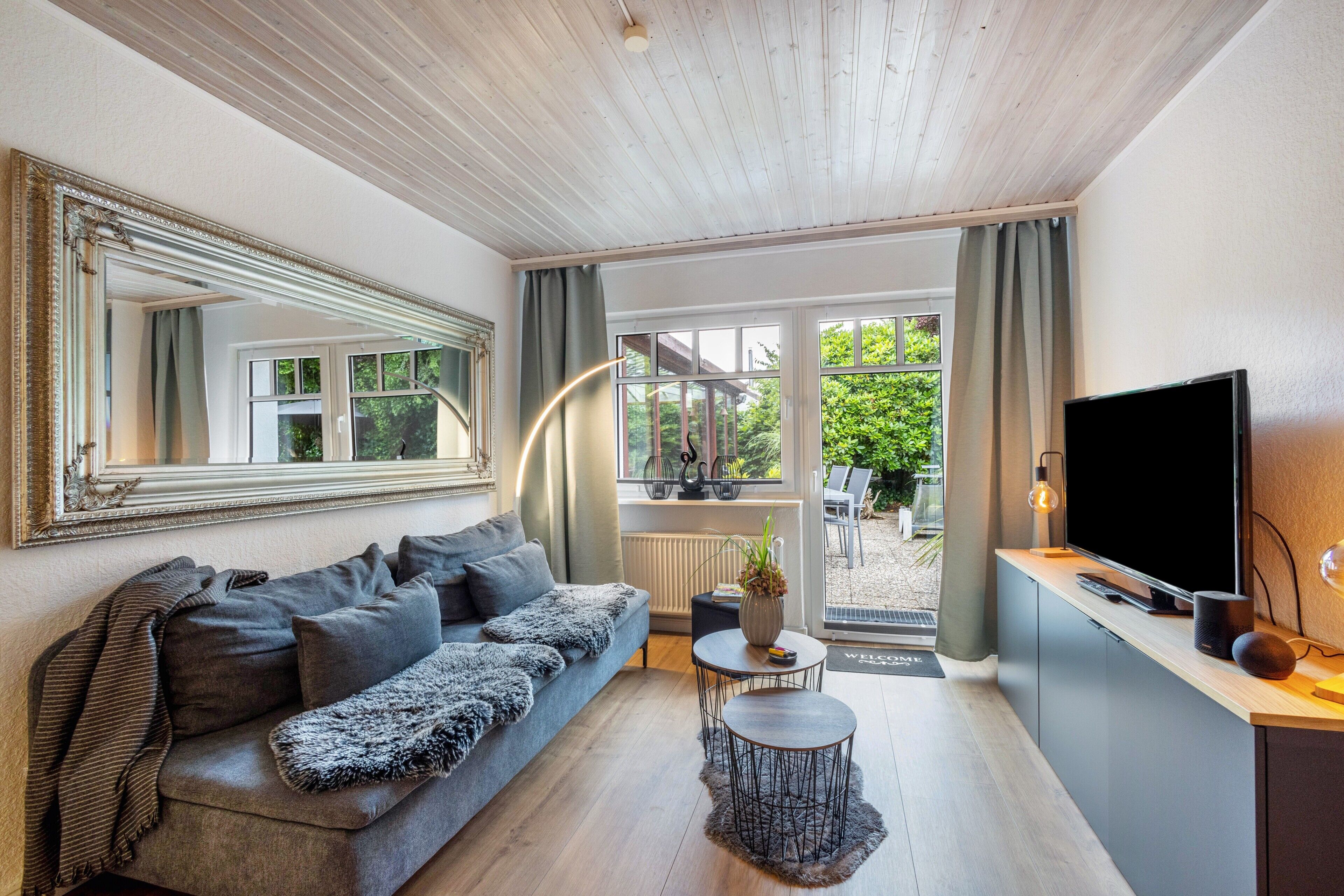 Een televisie, een dvd-speler en een stereo