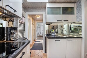 Frigorífico, microondas, horno y placa de cocina