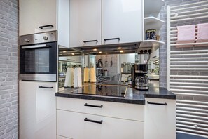 Réfrigérateur, four à micro-ondes, un four, surface de cuisson