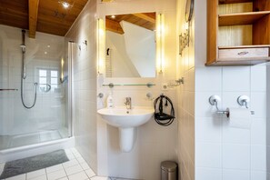 Dusche, Haartrockner, Handtücher