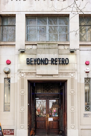 A building with a sign reading "BEYOND RETRO" above the entrance. - 2 bedroom flat in Hackney, London. Next to several stations and restaurants (London)