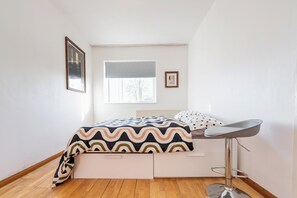 2 bedrooms, desk, iron/ironing board, WiFi - 2 bedroom flat in Hackney, London. Next to several stations and restaurants (London)