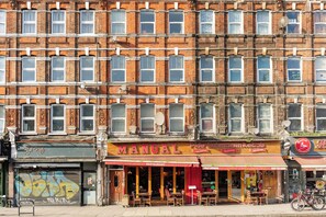 Exterior - 2 bedroom flat in Hackney, London. Next to several stations and restaurants (London)