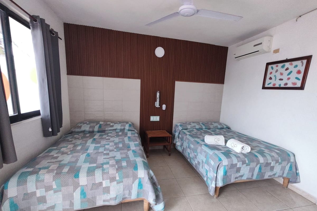 Habitación Confort doble | Escritorio, tabla de planchar con plancha, wifi gratis