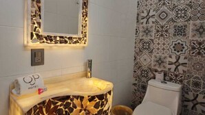 Comfort driepersoonskamer | Badkamer