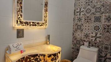 Comfort Triple Room | Bathroom | Hair dryer, towels, soap, shampoo