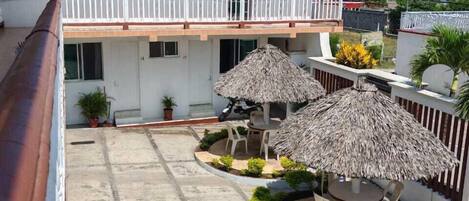 Vista frontal de la propiedad