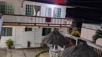 Fachada da propriedade à noite