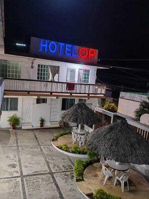 Voorkant accommodatie - avond/nacht