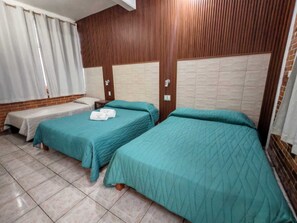 Comfort driepersoonskamer | Een bureau, een strijkplank/strijkijzer, gratis wifi