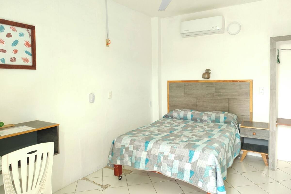 Habitación clásica con 1 cama doble o 2 individuales, 1 cama de matrimonio | Escritorio, tabla de planchar con plancha, wifi gratis