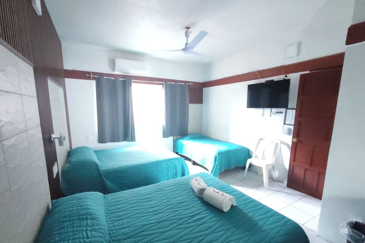 Habitación triple Confort | Escritorio, tabla de planchar con plancha, wifi gratis