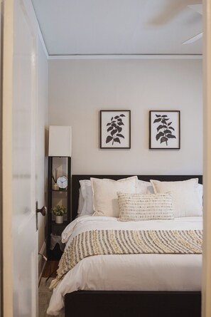2 bedrooms, iron/ironing board, WiFi, bed sheets - Charming 2-bedroom house with WiFi, Centrally Located in Saint Paul (Saint Paul)