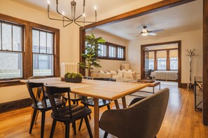 Dining - Charming 2-bedroom house with WiFi, Centrally Located in Saint Paul (Saint Paul)
