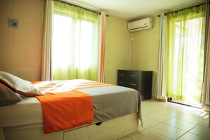4 chambres, coffre-fort, bureau, fer et planche à repasser