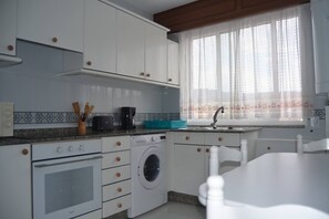 Réfrigérateur, micro-ondes, batterie de cuisine, vaisselle et ustensiles