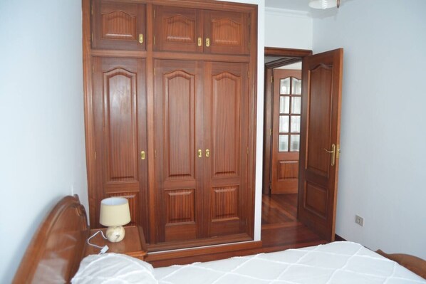 3 chambres, fer et planche à repasser, lit parapluie, Wi-Fi