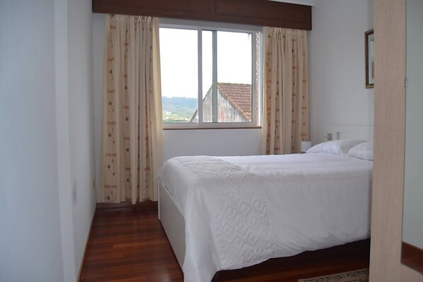 3 makuuhuonetta, silitysrauta/-lauta, vauvan matkasänky, Wi-Fi